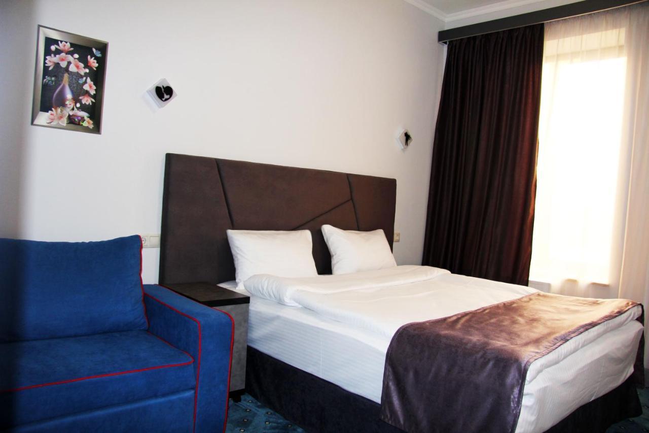 Nice Hotel Jerevan Buitenkant foto